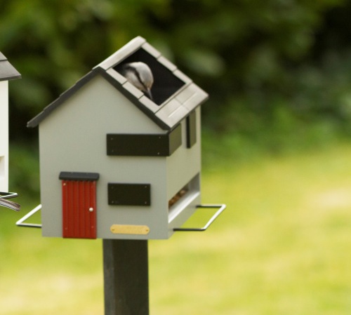  Vogelfutterspender mit Vogelbad Graue Villa