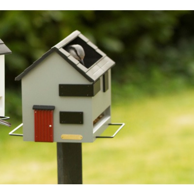 Vogelfutterspender mit Vogelbad Graue Villa
